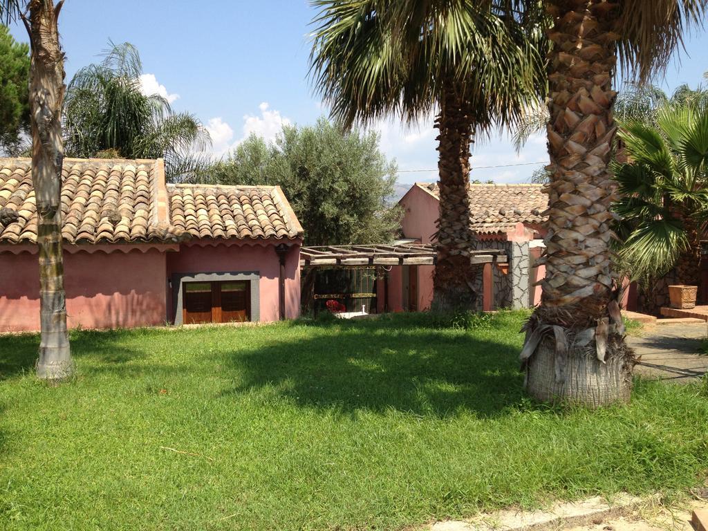 Villa Del Nespolo Fiumefreddo di Sicilia Exteriör bild