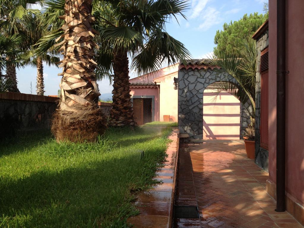 Villa Del Nespolo Fiumefreddo di Sicilia Exteriör bild